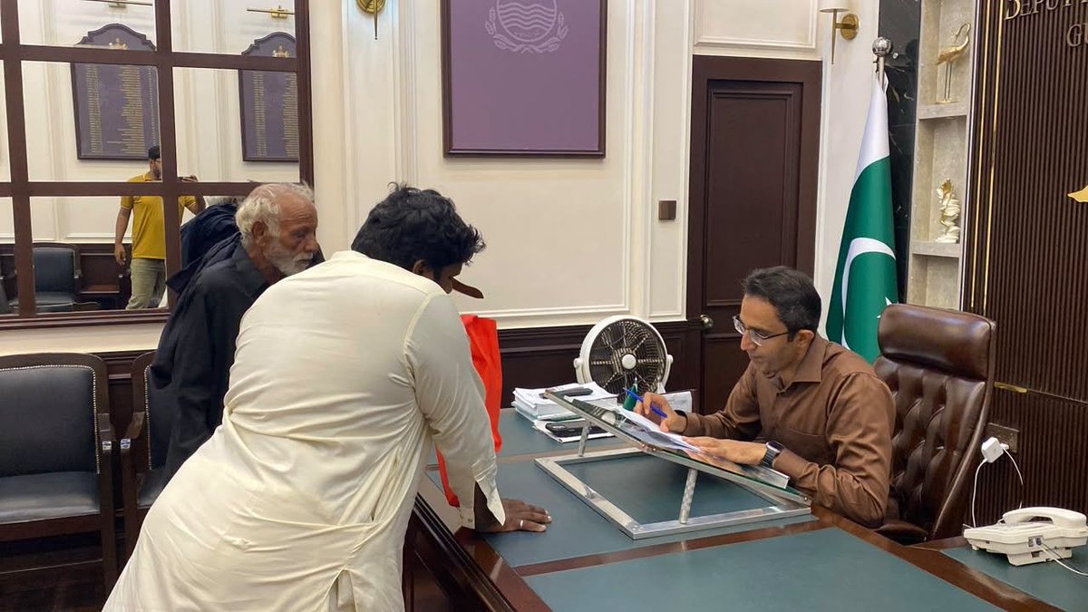 DCGRW's tweet photo. عوام کی رسائی آسان — گڈ گورننس کی پہچان
ڈپٹی کمشنر گوجرانوالہ نوید احمد نے وزیراعلیٰ پنجاب مریم نواز شریف کے خصوصی احکامات اور گڈ گورننس اقدامات کے تحت روزانہ مقررہ دفتری عوامی اوقات میں سائلین کے مسائل و شکایات کی سماعت کی
@MaryamNSharif https://t.co/ZWIzPY6IUN