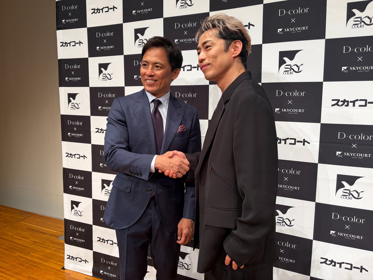AxelQuadruple's tweet photo. #スカイコート 主催 D-colorスペシャルイベント

#野村忠宏 さん × #高橋大輔 さんトークショー『僕たちが今、情熱を注ぐ場所、そして未来』が都内で開かれました。

囲み取材後のフォトセッションの模様です！

#SKYCOURT
#TadahiroNomura
#DaisukeTakahashi https://t.co/3lhCE2nOkM