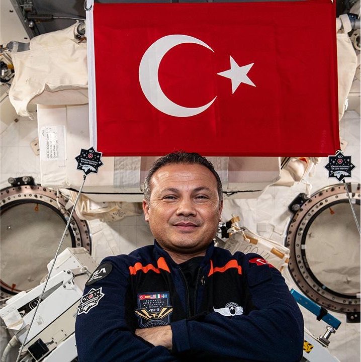 SavunmaSanayiST's tweet photo. 🔴Hava Pilot Albay Alper Gezeravcı, Tuğgeneralliğe terfi etti. https://t.co/U7eYPr7e37