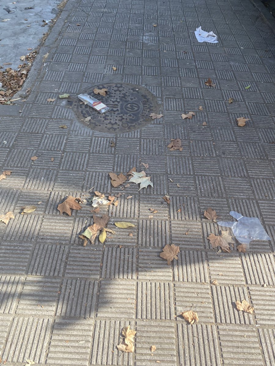 beatrizherhin's tweet photo. Así se encuentran las calles del Polígono de la Isla, de vergüenza. Dejadez absoluta, aparte del poco civismo de la gente que lo tira todo al suelo. 

@aytodoshermanas https://t.co/bEZZfi8tUp