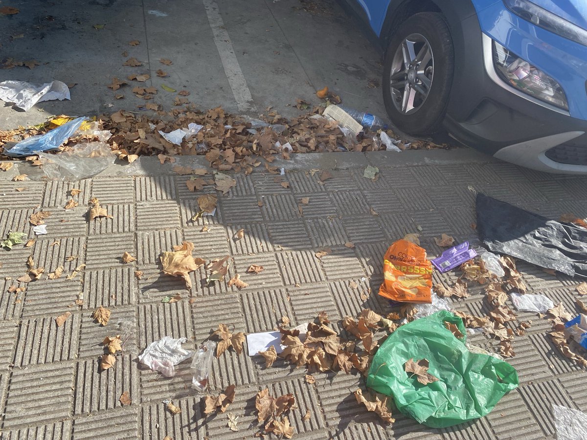 beatrizherhin's tweet photo. Así se encuentran las calles del Polígono de la Isla, de vergüenza. Dejadez absoluta, aparte del poco civismo de la gente que lo tira todo al suelo. 

@aytodoshermanas https://t.co/bEZZfi8tUp