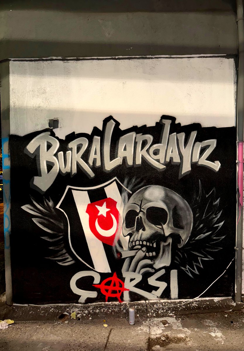 jkicinileeri's tweet photo. "Sanatsal Savaş" adı altında bir çağrıda bulunduk. Bu kültürü uzun zamandır sokaklarda başarıyla yaşatan Fenerbahçe taraftarına, bu yolda yalnız olmadıklarını göstermek için buradayız. Bu işin yenisi değil, eskisi olarak geri döndüğümüzü ve kültürü, sanatı en iyi şekilde temsil etmek adına güzel bir rekabete giriyoruz. Biz sadece ısınma turu attık! 😎Sanatsal Savaş Vol 2!

BURALARDAYIZ...

Vol3⏳