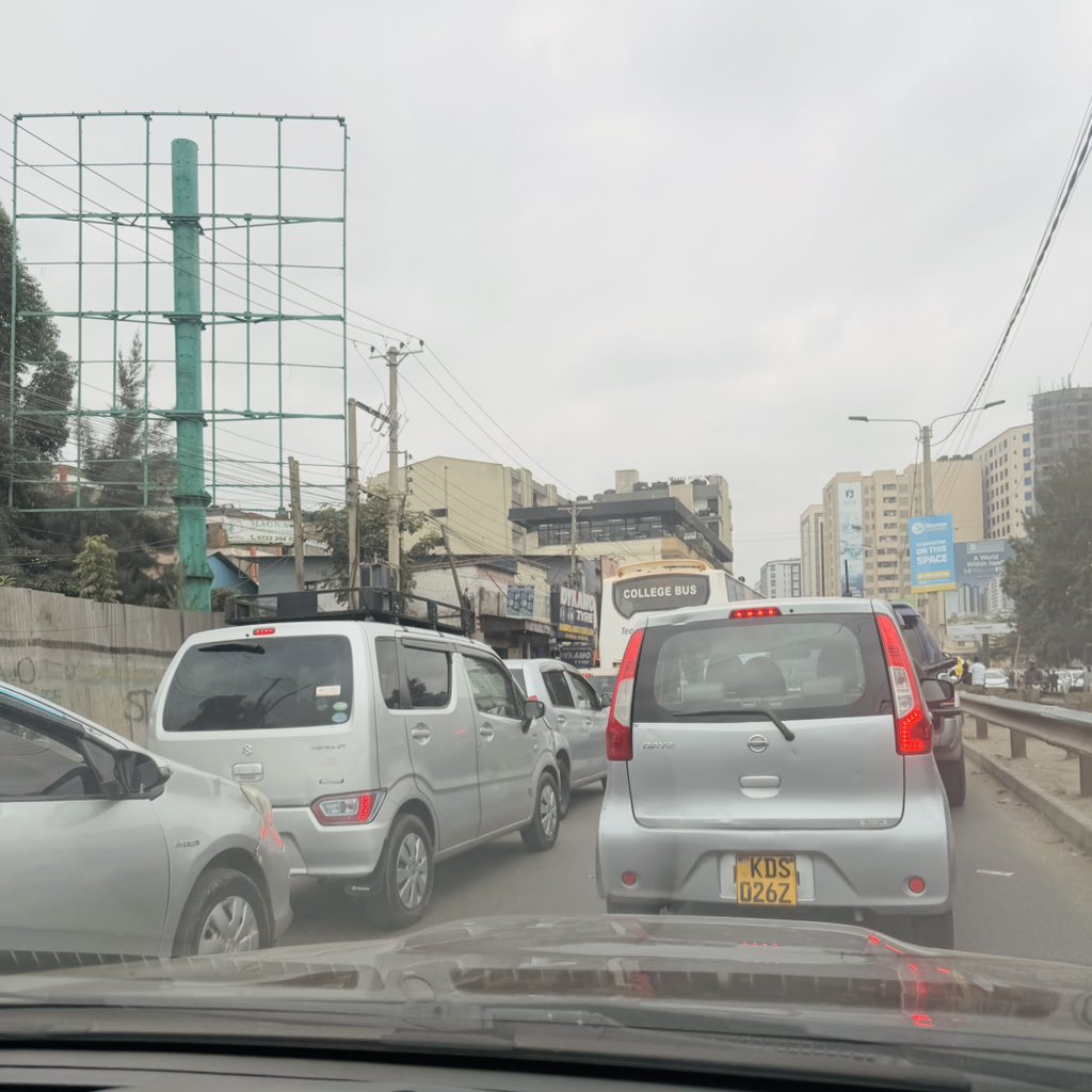 Vickyjr's tweet photo. It has taken me more than one hour to drive from Kilimani to Eastleigh. This is not how I imagined my day before I left Kasarani Mwiki. https://t.co/PbHj7AQjHe