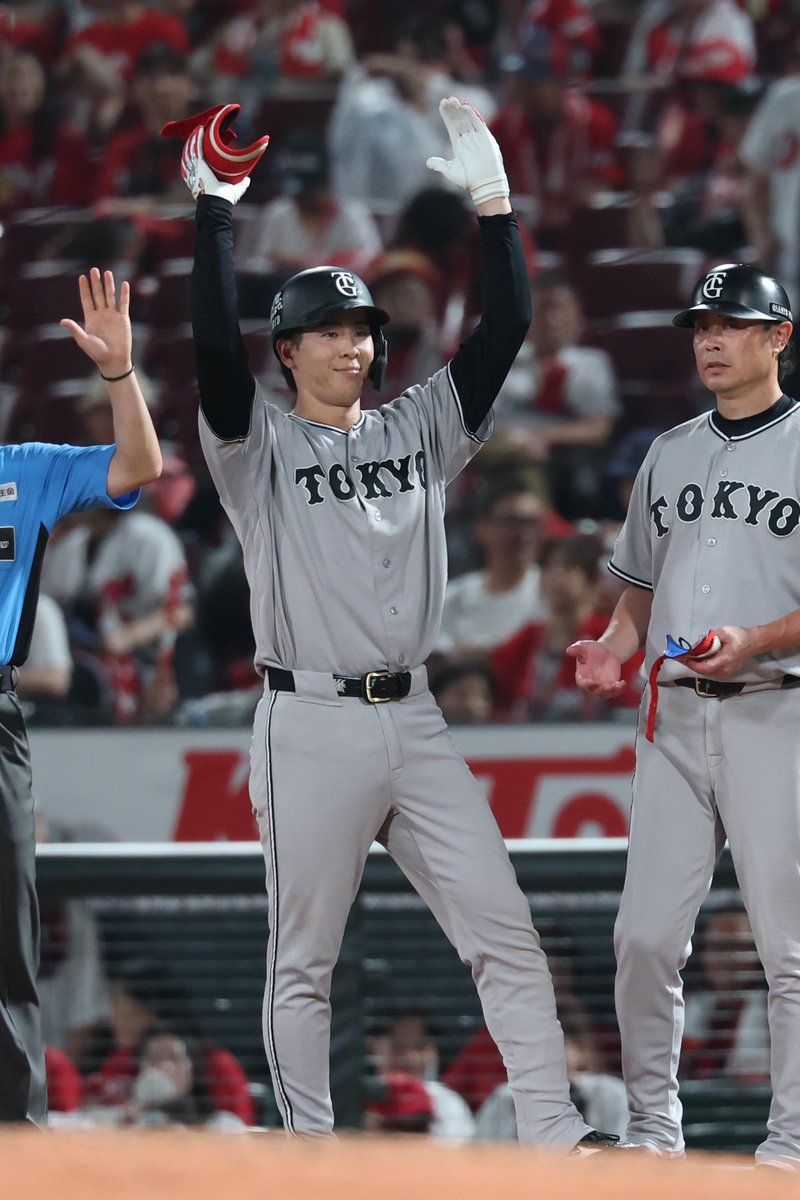TokyoGiants's tweet photo. 【十回表】巨人 3-3 広島 

この回先頭の #小濱佑斗 選手がセンター前ヒットで出塁！ https://t.co/jtB2Ui1Pam