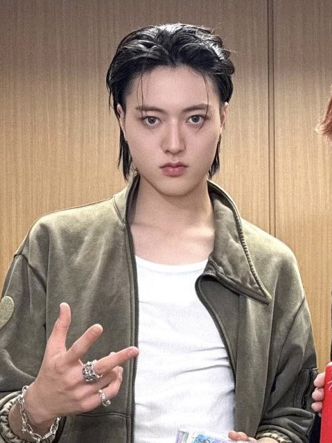 ultharutokun's tweet photo. haruto in long slicked back undercut hair is so attractive please never get any scissors near him https://t.co/x3sNqrCUGa