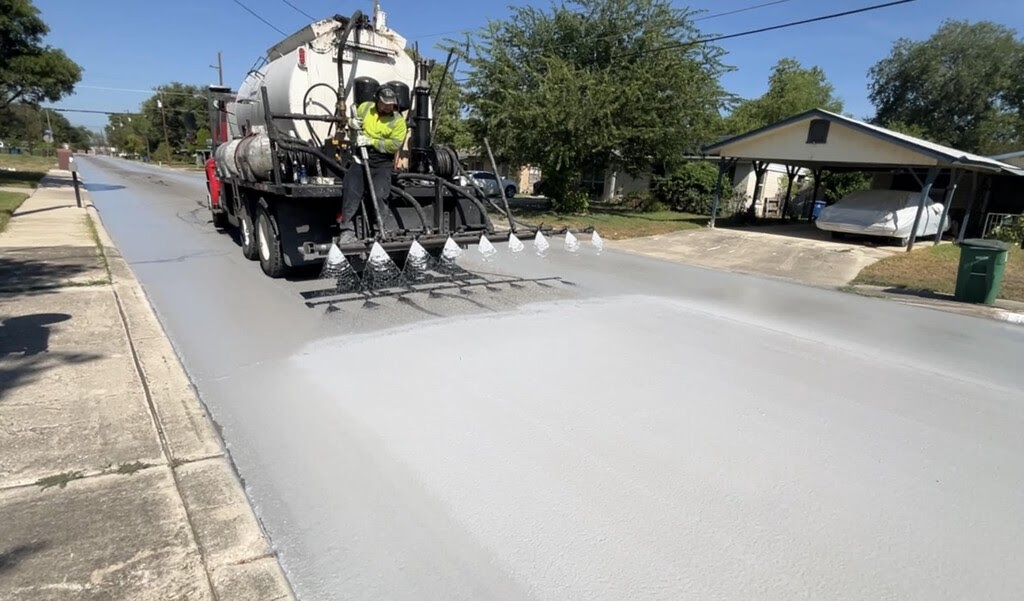 Renzo_Torres's tweet photo. Los Ángeles lleva una década pintando sus calles de blanco para combatir el calor. No es la mejor idea https://t.co/3V1RDiaHtN https://t.co/Ca6w5LBTA7