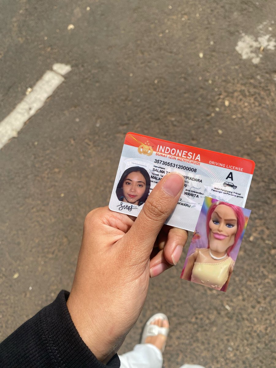 cutestcharacter's tweet photo. Umur 25, bikin SIM masih dianter dan ditunggu mama bapak https://t.co/IdRvrW4yuE