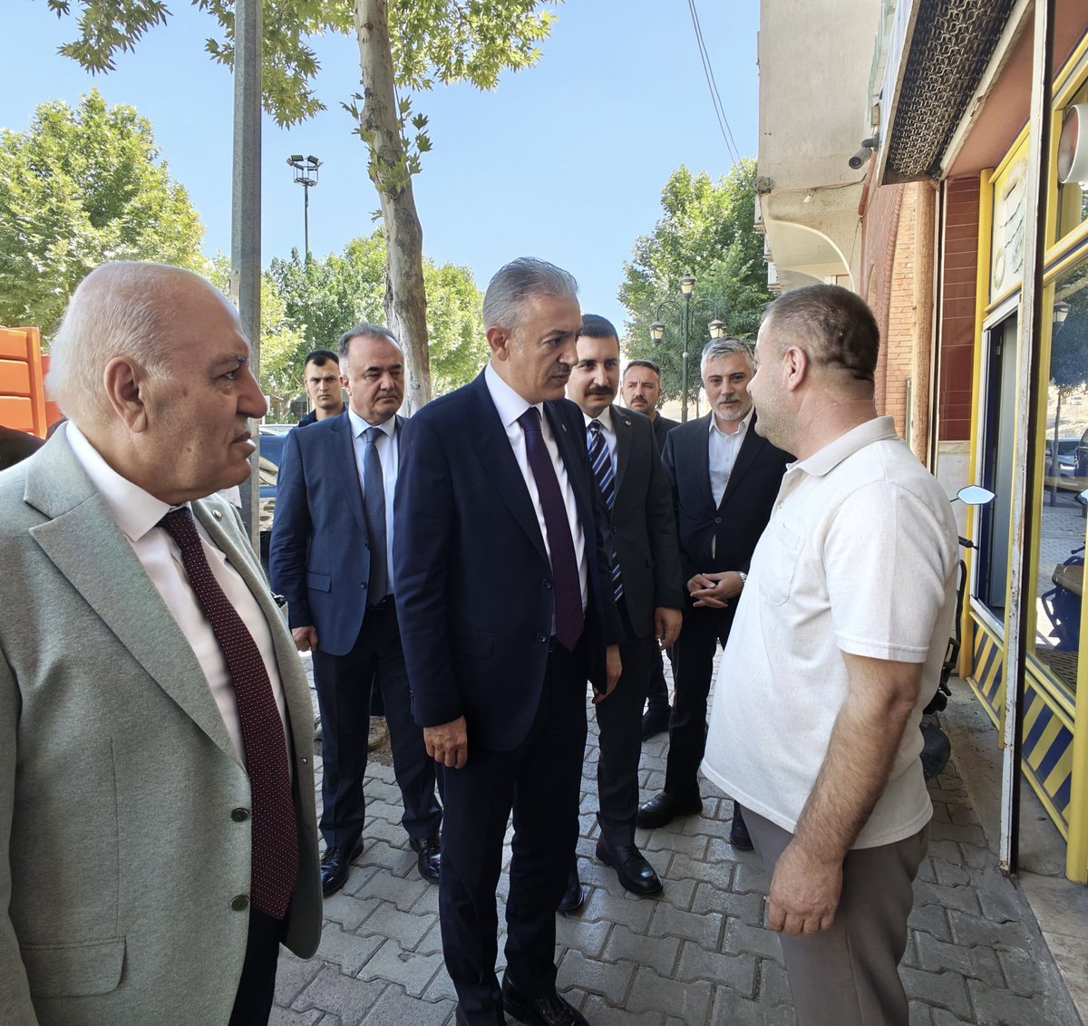 Mardin_Valiligi's tweet photo. 📌Yeşilli | Esnaf Ziyareti

Valimiz Sayın @tuncay_akkoyun ;
Yeşilli Kaymakamı İlyas Öztürk, Vali Yardımcısı Burak Çimşir, Yeşilli Belediye Başkanı Hayrettin Demir, Mardin Büyükşehir Belediyesi Genel Sekreteri Kemalettin Sakin ve beraberindekiler,
➡️ Yeşilli İlçemizde esnaflarımızı ve vatandaşlarımızı ziyaret ettiler.

Hemşehrilerimizle hasbihal ederek talep ve önerilerini dinleyen Sayın Valimiz, esnaflarımıza bereketli kazançlar diledi.

@iletisim 
@TC_icisleri