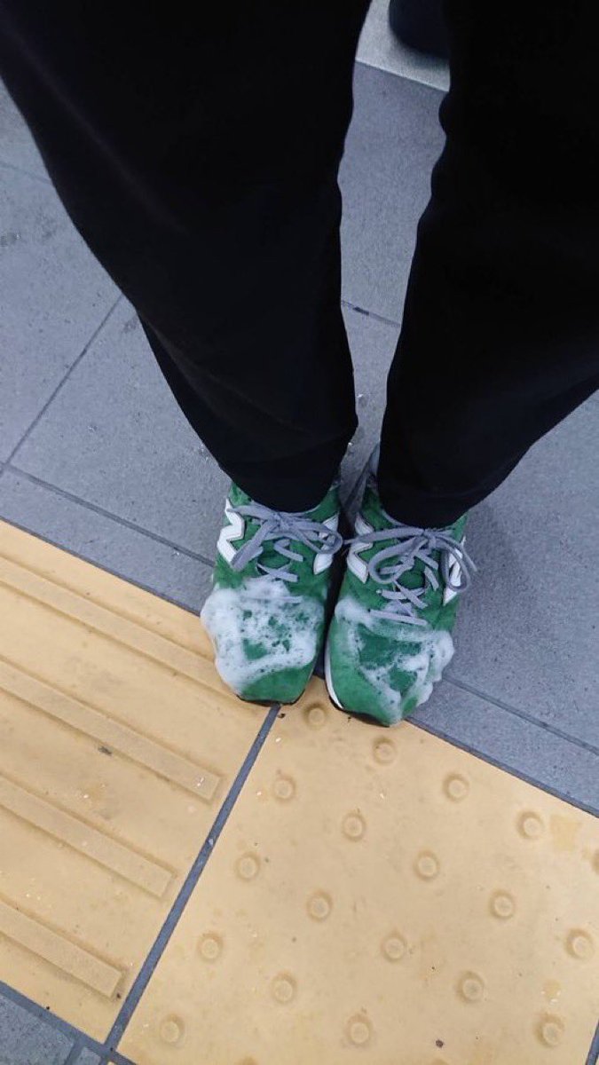 wadaino_taikai's tweet photo. 嫁のスニーカーを洗って
雨の日に履いて出かけたらまさかの
泡まみれになったの今までで1番おもろい https://t.co/gu6s5ePsYk