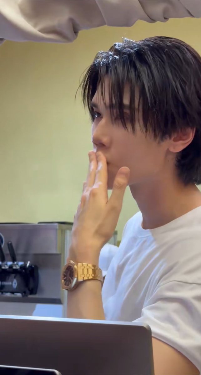 AJD_SIMM's tweet photo. 投げキッスなんてされたらNAVORIのスイーツを食べる前に糖分過多で倒れてしまう......

#NAVORISiamParagon #DunkNatachai #NAVORI #NAVORIBKK https://t.co/kjcZxM4jKc https://t.co/lPegJICsMo
