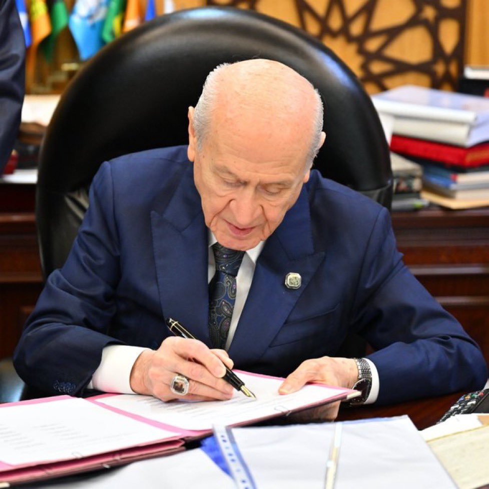 Pardonhaber's tweet photo. Çerçeve yasaya ilk imza Devlet Bahçeli'den  geldi. https://t.co/bvmNntkpPE