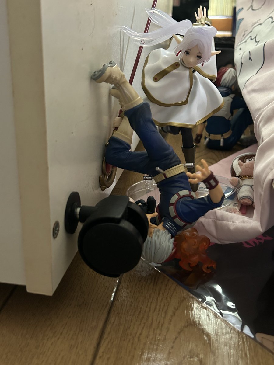 amanejj2's tweet photo. ちなみに倒れた棚の裏には魔法使いになった轟と氷結が間に合わなかったのであろう轟と見事なスタンディングフリーレン様がその場を収めていました
現場からは以上です https://t.co/1GbCAqYnVO