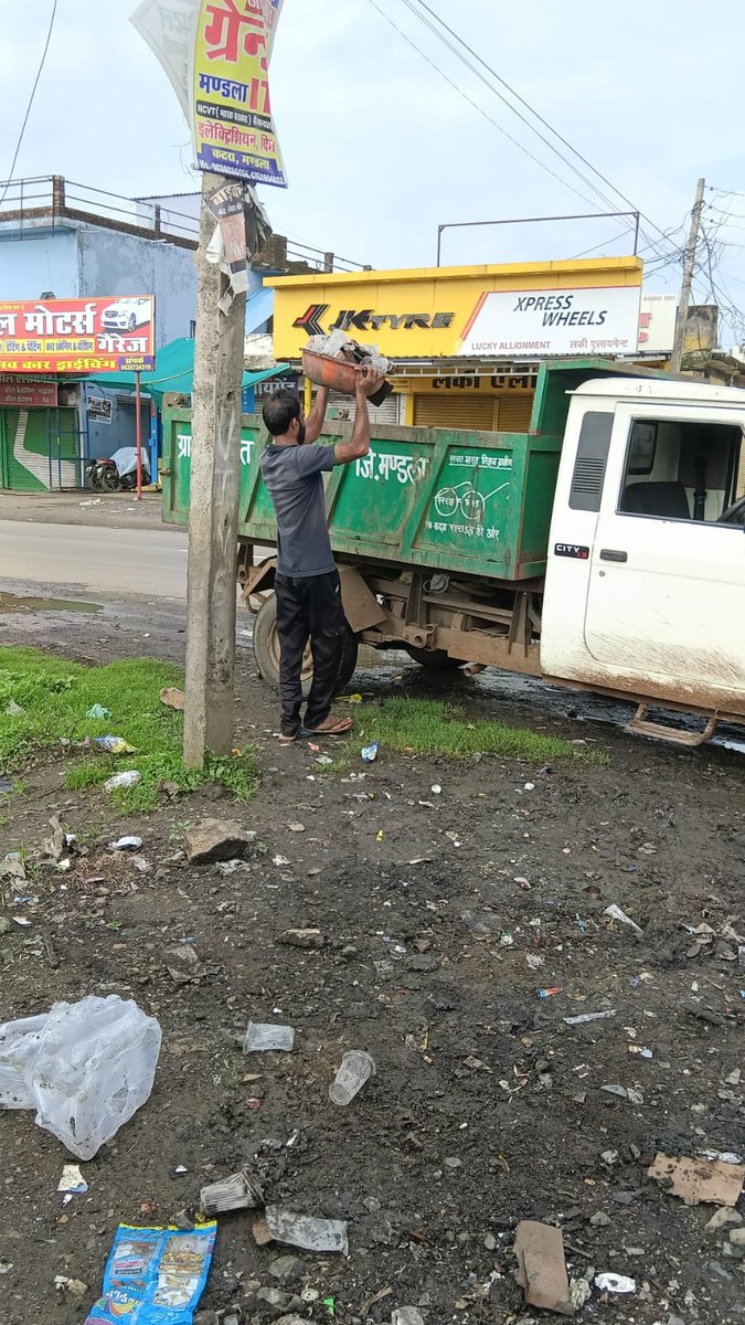 MandlaJSPRO's tweet photo. कचरा न फेंकेंगे, न जलाएंगे... कचरा गाड़ी में ही डालेंगे!
ग्राम पंचायत बिझिया, देवदरा, बड़ी खैरी और कटरा का एक ही संकल्प हमारा गांव, स्वच्छ गांव।
स्वच्छता बनाए रखने में पंचायत का सहयोग
#CleanVillage #HygieneFirst #KeepItClean https://t.co/PxDoyulhHF