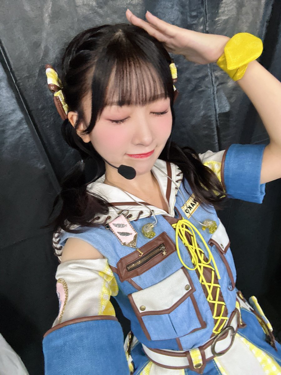 NozomiSuzuhara's tweet photo. OPEN THE G☆TE!!!衣装💛🫧

この衣装でこの髪型は初めてだ〜(ง ˙˘˙ )ว
とってもお気に入りっ☺️

おやすみなさい👑 https://t.co/3aI3j9dOHU