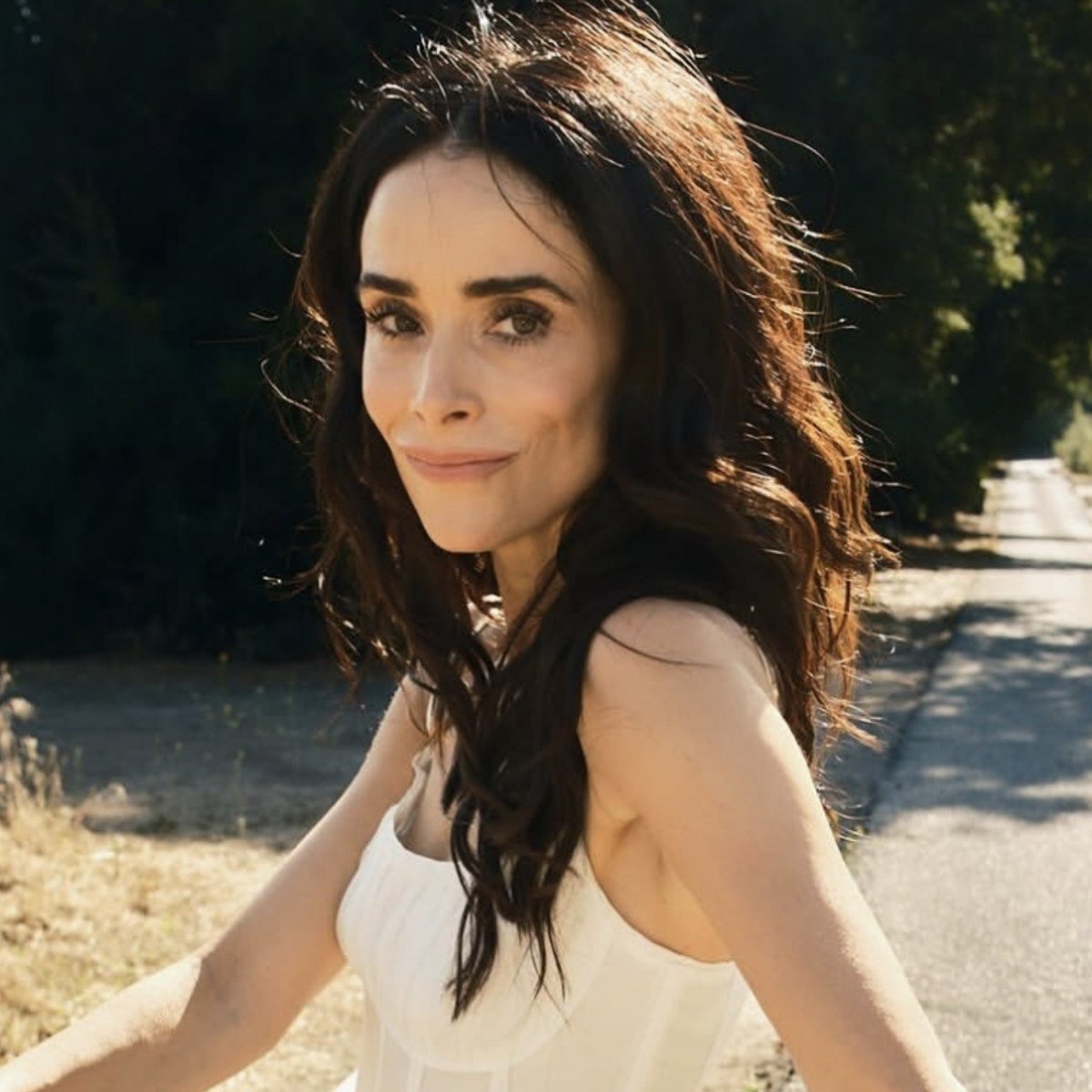 duchessmeghn's tweet photo. happy birthday to the talented abigail spencer! meghan's soul sister 🤍 ✨ https://t.co/W9KftQmZiK