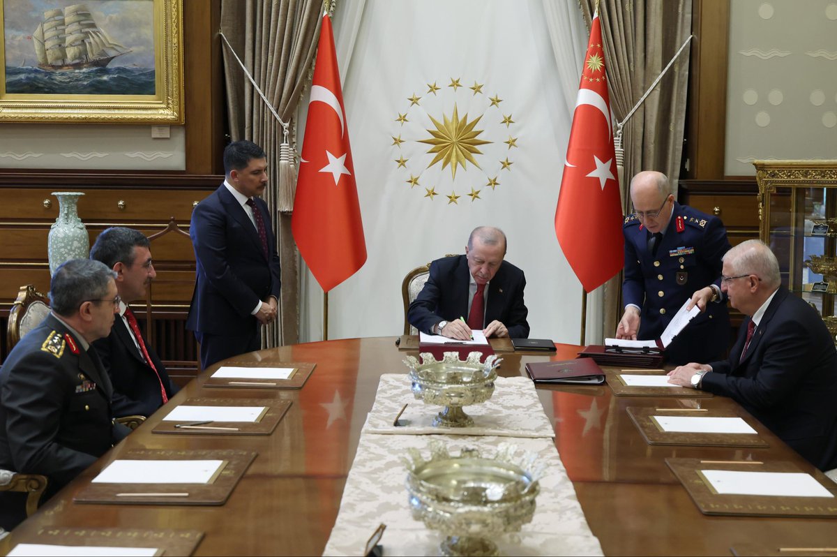 _cevdetyilmaz's tweet photo. Cumhurbaşkanımız Sayın @RTErdogan’ın başkanlığında icra edilen Yüksek Askeri Şûra kararlarının milletimize, devletimize ve kahraman ordumuza hayırlı olmasını temenni ediyorum. 

Hava Kuvvetleri Komutanlığına atanan Orgeneral Rafet Dalkıran'a; görev süresi uzatılan Deniz Kuvvetleri Komutanı Oramiral Ercüment Tatlıoğlu'na hayırlı olsun dileklerimi iletiyor, görevlerinde başarılar diliyorum. 

Komuta kademesinde daha önce görev yapan komutanlarımıza bugüne kadarki hizmetleri için teşekkür ediyor, terfi alan ve görev süresi uzatılan tüm askerlerimize muvaffakiyetler, emekli olanlara sağlıklı ve huzurlu bir ömür temenni ediyorum.