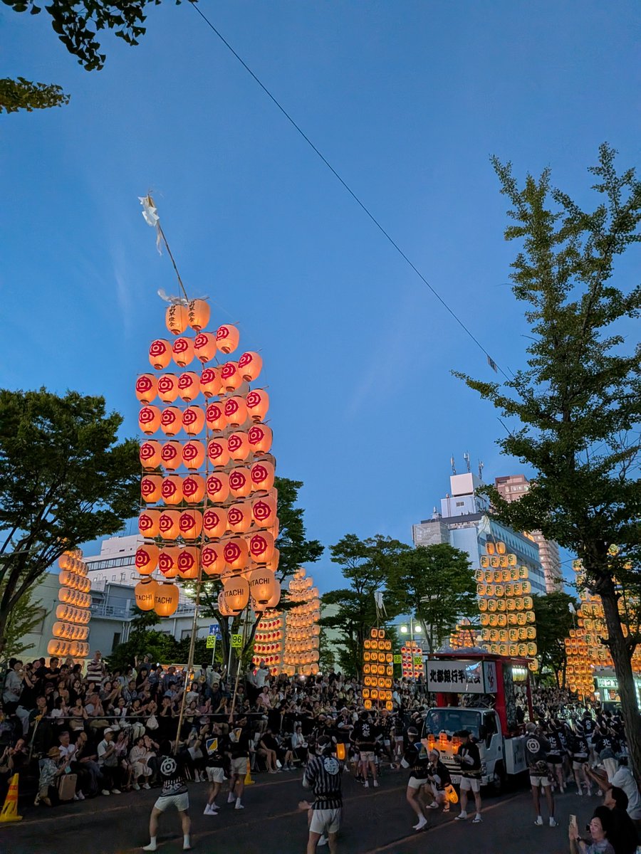 ASAHI_5550's tweet photo. 昨日は竿燈をサラッと眺めてから、ディキシージャズのライブへ🎺✨

私には、ジャズのアドリブの終わりが分からないという特殊能力があります。

 どんなに数えていても、途中で迷子になるのです（笑）

が……

ディキシーはわかる！！

たぶん、バンジョーのコードがずっと鳴っているから。 ギターを始めてから、聴こえ方が少し変わってきた気がします。

 とてもありがたくて素晴らしい夜でした✨