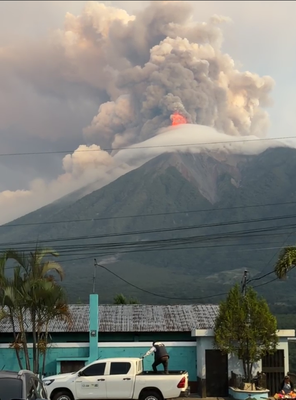volcaholic1's tweet photo. Update on the ongoing situation regarding Volcán de Fuego in Guatemala.

The national emergency coordination agency, CONRED, has elevated the alert status to orange following a significant escalation in volcanic activity. 

The volcano is currently experiencing a highly explosive phase, characterized by lava fountains rising up to 300 metres, substantial ash columns, and pyroclastic flows descending the southeastern flanks.

In response to these developments, authorities have initiated preventive evacuations in high-risk communities, including El Porvenir and Las Lajitas. Additionally, National Route 14 (RN-14) has been closed to traffic, local school activities are suspended, and all climbing access to both Fuego and Acatenango is strictly prohibited.

For those currently located in or traveling near the Antigua and southern Guatemala regions, please ensure windows remain closed to mitigate ash inhalation and closely monitor official directives from CONRED.