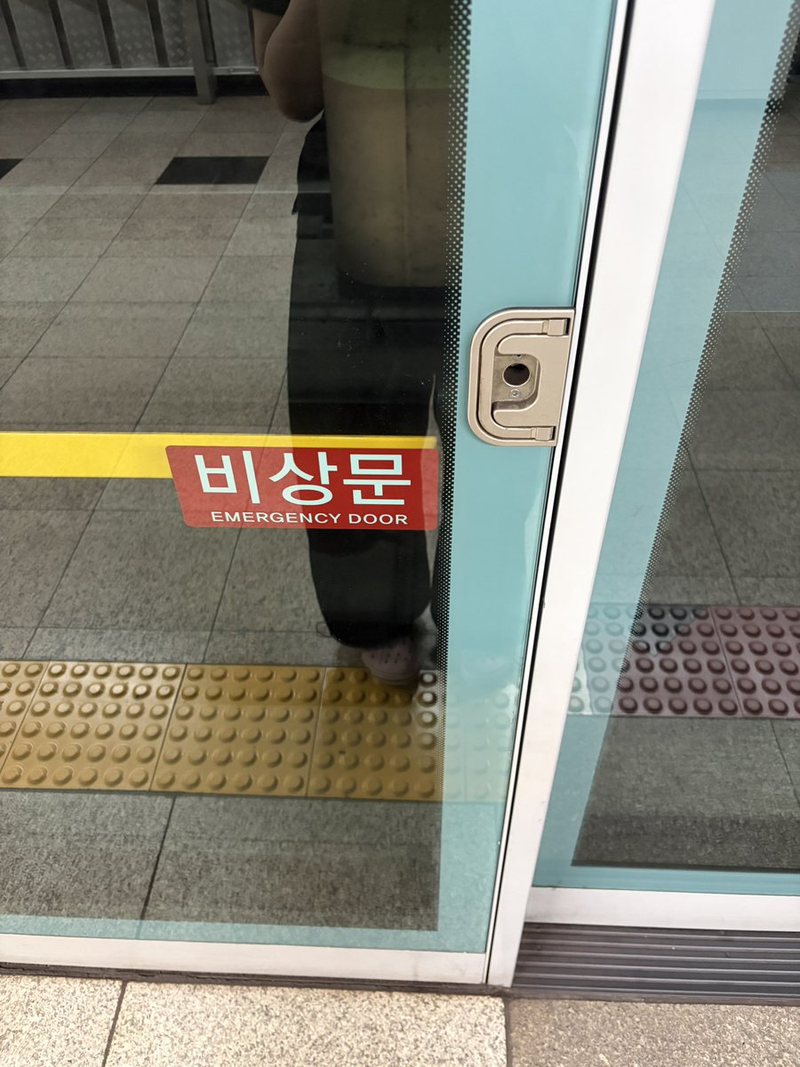 uz3os's tweet photo. 아존나덥내살려줘라 https://t.co/aEWpKbN3Kp