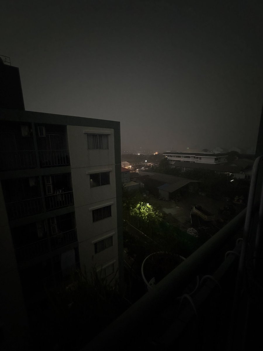 fallingdowatng's tweet photo. ฝนก็ตก อกก็หัก https://t.co/sCzydMfXTW