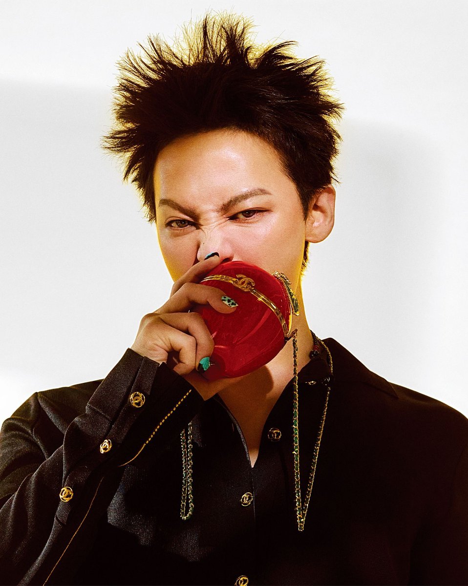 voguejp's tweet photo. G-DRAGON「記録を残すことよりも、20年後、30年後に振り返ったとき、『かっこよかった』と思ってもらえたらうれしいですね。韓国だけではなく、もっと広い世界に対しても」 https://t.co/pamQUpRLml https://t.co/y4UfTwRR27