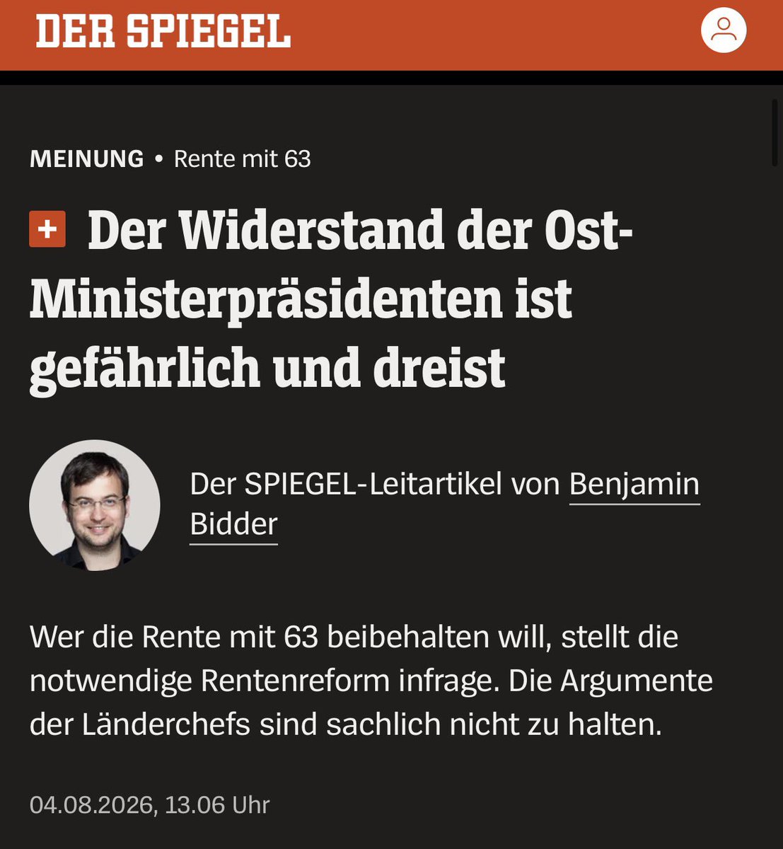FabioDeMasi's tweet photo. Es ist bezeichnend mit welchem publizistischen Eiger große Medienhäuser und ihre weich gebetteten Redakteure für Rentenkürzungen trommeln. 

Man brauche das Geld, um die Aktienrente zu subventionieren und damit die Profite der Finanzindustrie. Auch der Finanzmarkt löst übrigens kein demographisches Problem. Im Gegenteil: Man schwächt die Kaufkraft und entzieht der Wirtschaft viele Milliarden Euro Beitragspunkte Nachfrage, um die liquiden US Aktienmärkte zu subventionieren und damit Fonds Rentengelder abzweigen. Spült man mehr anlagesuchendes Kapital auf den Finanzmarkt, sinken die durchschnittlichen Renditen übrigens bei gegebener Investitions-Nachfrage.

Begründet wird das ausgerechnet mit Gerechtigkeit. Es gingen mehr Männer mit durchgängigen Erwerbsbiographien in die abschlagsfreie Rente nach 45 Beitragsjahren. Denn Müttern und Geringverdienern geht es es gleich viel besser wenn männlichen Malochern die Rente gekürzt wird und den Fondsmanagern der Kontostand erhöht wird. 

Fakt ist: Das deutsche Rentensystem ist auch im EU Vergleich eher bescheiden. Gute Renten sind finanzierbar wenn alle einzahlen, Produktivität und Löhne steigen und Beiträge immer sehr lange Zeiträume moderat angehoben werden. 

Was Sie im Spiegel mit Sicherheit nicht lesen werde : Beiträge über die Finanzierbarkeit der Hochrüstung. Jeder dritte Euro aus dem Bundeshaushalt für den militärisch-industriellen Komplex!
