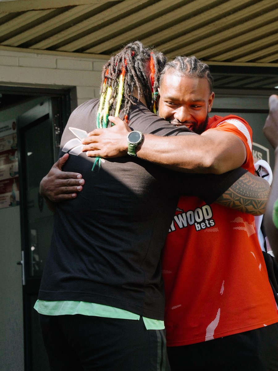 SharksRugby's tweet photo. Ma'a Nonu's first day in the Shark Tank 🦈

From a walk around Hollywoodbets Kings Park to meeting the squad, catching up with familiar faces and sharing a special full-circle moment with Jurenzo Julius, it was a warm Sharks welcome for the All Blacks legend.

Susū mai i Durban, Ma'a!

#SharksRugby #WelcomeMaa