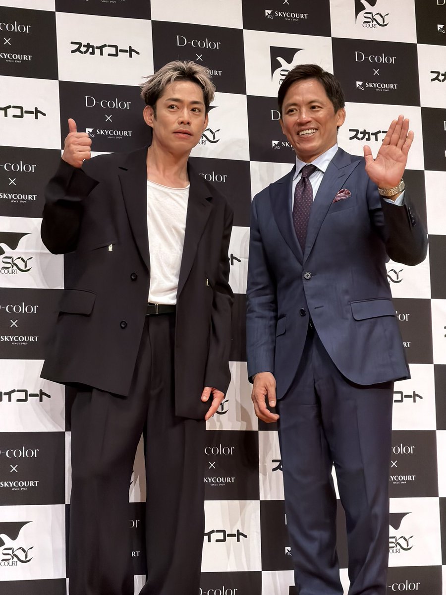 casablancaj22's tweet photo. 野村さんのスーツはお仕立ての良いネイビーにパープルががったシルクネクタイとチーフでエリートビジネスマン風味✨革靴👞もピカピカ✨大ちゃんのジャケットはショパール💍イベントと同じものかと思ったら違う。両胸下のゴールドのファスナーが光ってた。お高そう😳
#スカイコート
#野村忠宏
#高橋大輔 https://t.co/Ro6sXAqkyG