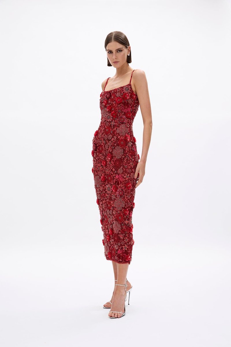 vogueishgirl's tweet photo. red https://t.co/g2XpbJBGCm