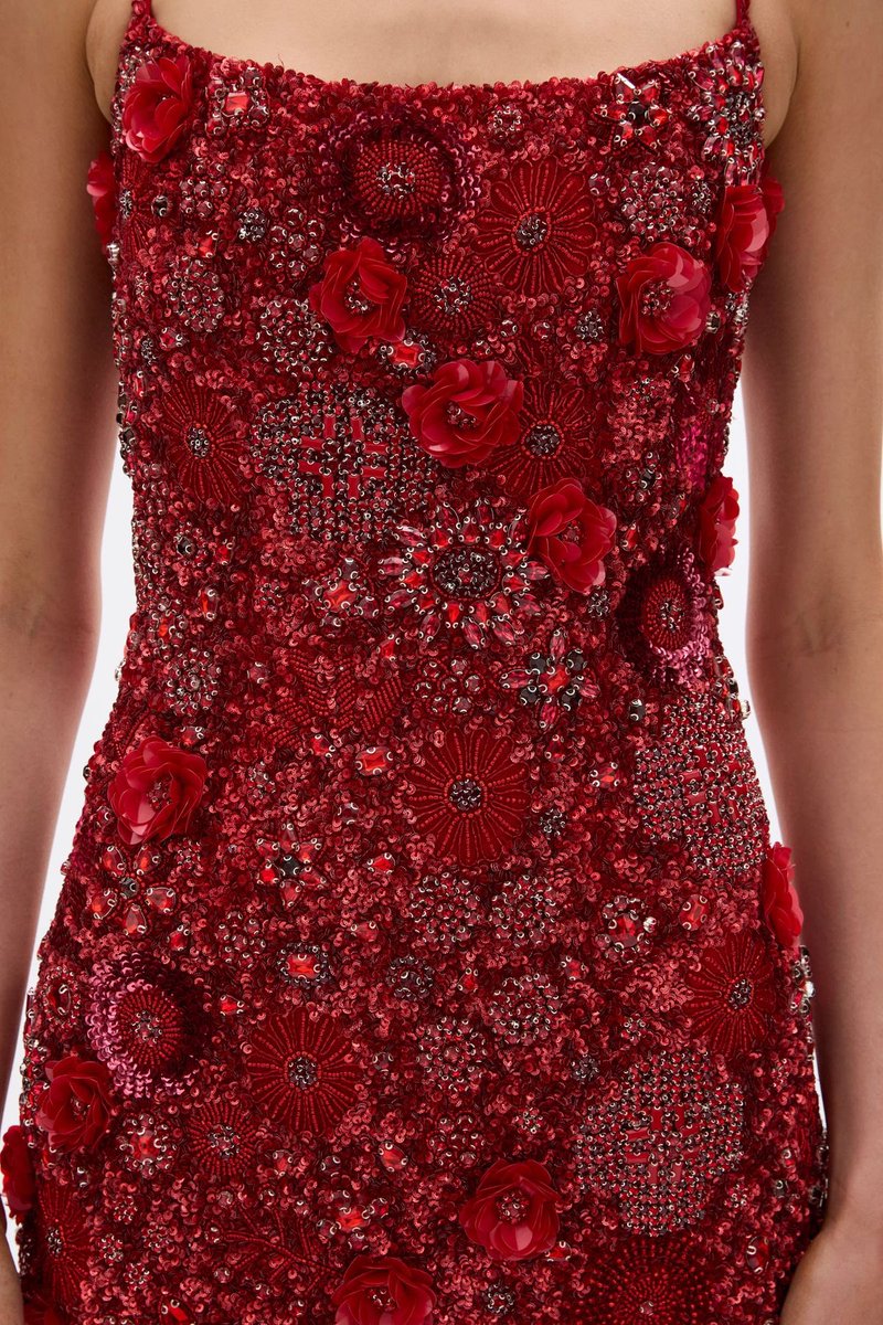 vogueishgirl's tweet photo. red https://t.co/g2XpbJBGCm