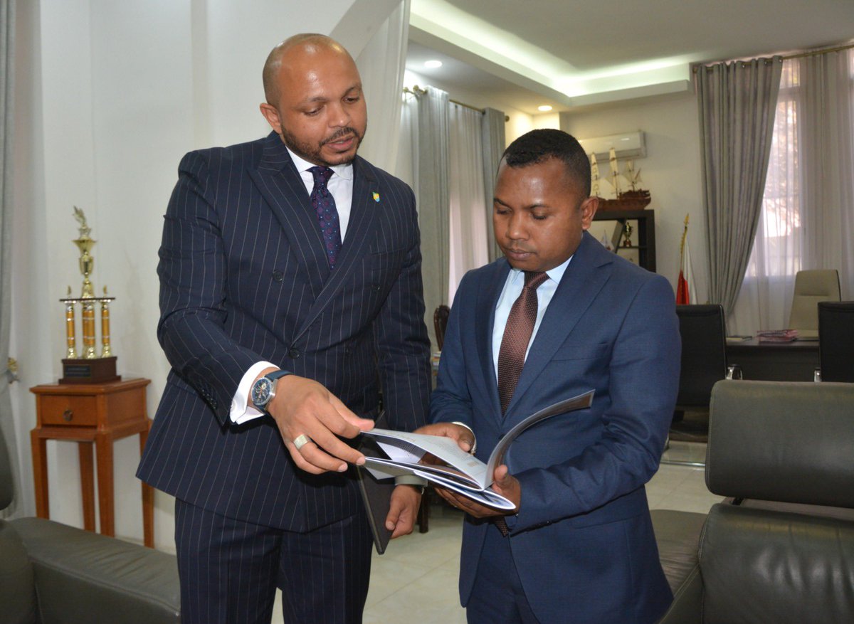 PressACP's tweet photo. 🌐🇲🇬 Le Secrétaire général de l'OEACP renforce le dialogue avec la jeunesse malgache 

Poursuivant sa mission officielle en République de Madagascar, le Secrétaire général de l'Organisation des États d'Afrique, des Caraïbes et du Pacifique (OEACP), S.E. M. Moussa Saleh Batraki (@MBatraki), s'est entretenu avec S.E. M. Alain Désiré Rasambany, Ministre de la Jeunesse et des Sports.

Les échanges ont porté sur le rôle stratégique de la jeunesse dans le processus de Refondation de la République de Madagascar, notamment à la suite de la Concertation nationale des jeunes, récemment clôturée. Les deux responsables ont souligné l'importance de capitaliser sur les recommandations issues de cette consultation, qui seront transmises au Conseil des Églises Chrétiennes de Madagascar (FFKM), chargé de conduire la concertation nationale inclusive devant orienter les futures réformes institutionnelles du pays.

Le Secrétaire général a rappelé que les jeunes représentent la majorité de la population des 79 États membres de l'OEACP et constituent un moteur essentiel de transformation, d'innovation et de développement durable. Il a salué l'engagement des autorités malgaches en faveur d'une participation active de la jeunesse à la construction de l'avenir du pays.

Les deux responsables ont également examiné les perspectives de coopération entre Madagascar et l'OEACP en faveur de l'autonomisation économique des jeunes, de l'entrepreneuriat, de la création d'emplois, ainsi que du développement de projets dans des secteurs à fort potentiel, notamment l'économie bleue, l'agriculture et la transformation agroalimentaire, la résilience climatique et les emplois verts. 🌍🇲🇬

@diplomatieMg 

🌐 https://t.co/cQgPwieUmv

#OEACP #Madagascar #Jeunesse #Refondation #CoopérationSudSud #EmploiDesJeunes #Entrepreneuriat #Leadership #DéveloppementDurable #MalaboDeclaration