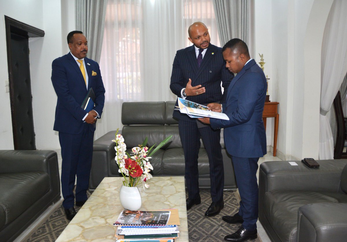 PressACP's tweet photo. 🌐🇲🇬 Le Secrétaire général de l'OEACP renforce le dialogue avec la jeunesse malgache 

Poursuivant sa mission officielle en République de Madagascar, le Secrétaire général de l'Organisation des États d'Afrique, des Caraïbes et du Pacifique (OEACP), S.E. M. Moussa Saleh Batraki (@MBatraki), s'est entretenu avec S.E. M. Alain Désiré Rasambany, Ministre de la Jeunesse et des Sports.

Les échanges ont porté sur le rôle stratégique de la jeunesse dans le processus de Refondation de la République de Madagascar, notamment à la suite de la Concertation nationale des jeunes, récemment clôturée. Les deux responsables ont souligné l'importance de capitaliser sur les recommandations issues de cette consultation, qui seront transmises au Conseil des Églises Chrétiennes de Madagascar (FFKM), chargé de conduire la concertation nationale inclusive devant orienter les futures réformes institutionnelles du pays.

Le Secrétaire général a rappelé que les jeunes représentent la majorité de la population des 79 États membres de l'OEACP et constituent un moteur essentiel de transformation, d'innovation et de développement durable. Il a salué l'engagement des autorités malgaches en faveur d'une participation active de la jeunesse à la construction de l'avenir du pays.

Les deux responsables ont également examiné les perspectives de coopération entre Madagascar et l'OEACP en faveur de l'autonomisation économique des jeunes, de l'entrepreneuriat, de la création d'emplois, ainsi que du développement de projets dans des secteurs à fort potentiel, notamment l'économie bleue, l'agriculture et la transformation agroalimentaire, la résilience climatique et les emplois verts. 🌍🇲🇬

@diplomatieMg 

🌐 https://t.co/cQgPwieUmv

#OEACP #Madagascar #Jeunesse #Refondation #CoopérationSudSud #EmploiDesJeunes #Entrepreneuriat #Leadership #DéveloppementDurable #MalaboDeclaration