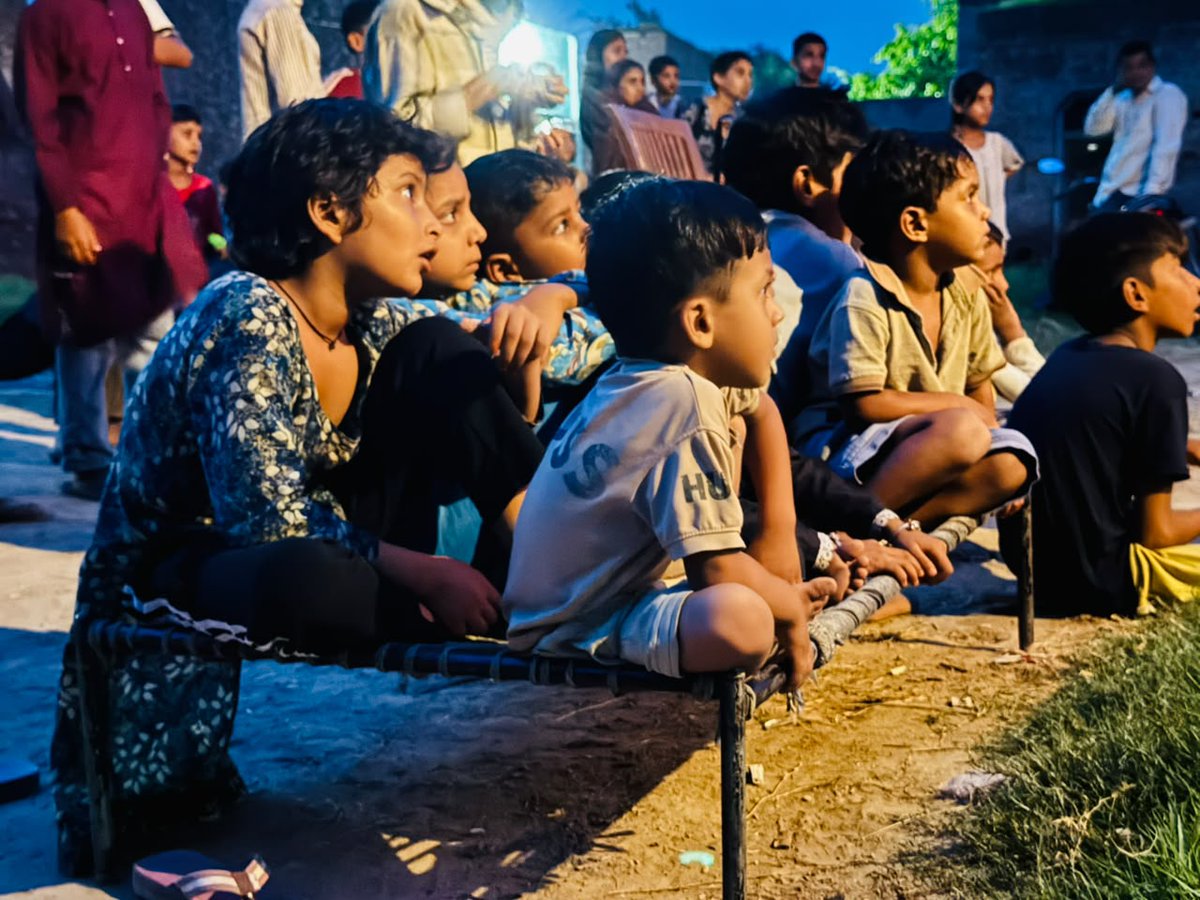 CCAbhiyaan's tweet photo. #OfflineDuniya

On 3 August, around 50-55 people, children, youth and elders, from Jahanpur village of Shamli sat together to watch Rajan Khosa's "Gattu".

The trailer of Nakul Singh Sawhney’s upcoming film "A Million Churnings" was also screened. https://t.co/J5spfvyjyQ
