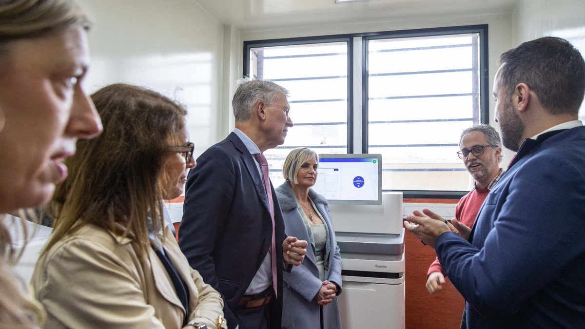 ANLIS_Malbran's tweet photo. ACUERDO ESTRATÉGICO PARA FORTALECER LA VIGILANCIA GENÓMICA EN ARGENTINA

La ANLIS Malbrán firmó un convenio con Illumina, una de las empresas líderes a nivel mundial en tecnologías genómicas, para impulsar proyectos colaborativos, entre ellos la validación de un panel de vigilancia viral de última generación, capaz de detectar cerca de 200 virus.

La iniciativa representa un paso estratégico para consolidar las capacidades científicas y tecnológicas del país. La articulación entre el sistema público y el sector privado permite acelerar el desarrollo de soluciones innovadoras, fortalecer la vigilancia epidemiológica y consolidar una respuesta sanitaria basada en evidencia frente a los desafíos presentes y futuros.

Tras la firma del convenio, representantes de Illumina recorrieron la ANLIS Malbrán. Visitaron la Unidad Operativa Centro Nacional de Genómica y Bioinformática, donde conocieron las capacidades científicas y tecnológicas aplicadas a la vigilancia genómica y a la investigación de brotes, y la Unidad Operativa Centro de Contención Biológica, sede del primer Laboratorio de Bioseguridad Nivel 4 para salud humana de Latinoamérica.

Más información: https://t.co/r1pXbEoxkO