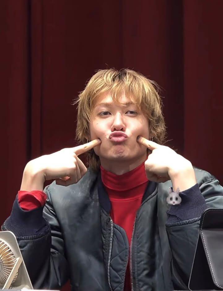 martinzhi_'s tweet photo. Cutieeee 😖🤏🏻 #MARTIN #마틴 https://t.co/2ZShJDjCap