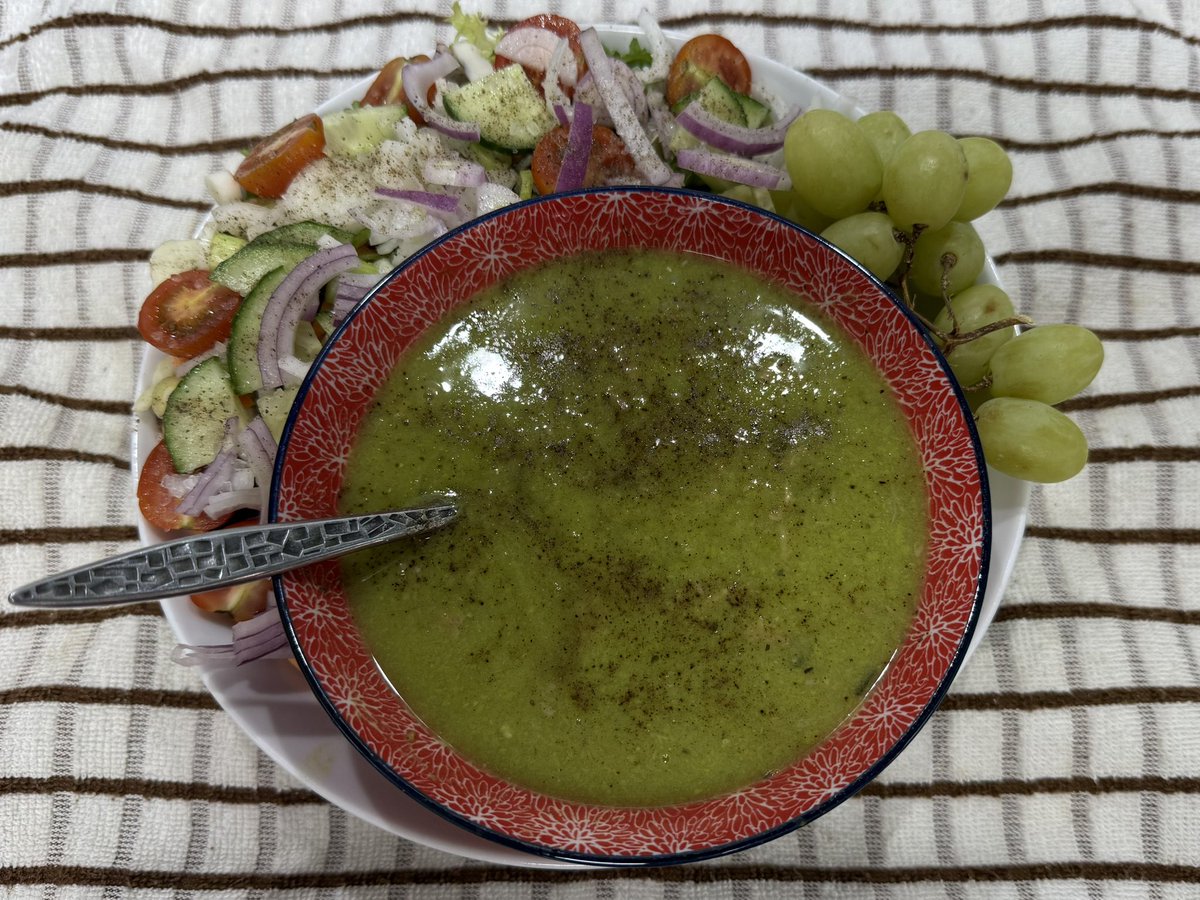 IanRagnar's tweet photo. #LateLunch #food #tasty @SlimmingWorld ham & pea soup plus a side salad with grapes on the side. #tuesdaymotivations #tuesdayvines https://t.co/6DVKWFvxSq
