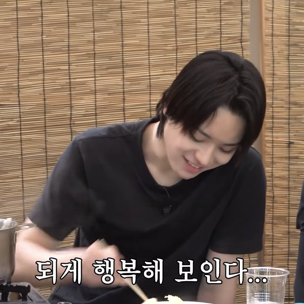 V2G_0ut's tweet photo. 구황작물 먹으면서 이렇게 행복해하는 사람 첨 봄 https://t.co/VEBrLo082K