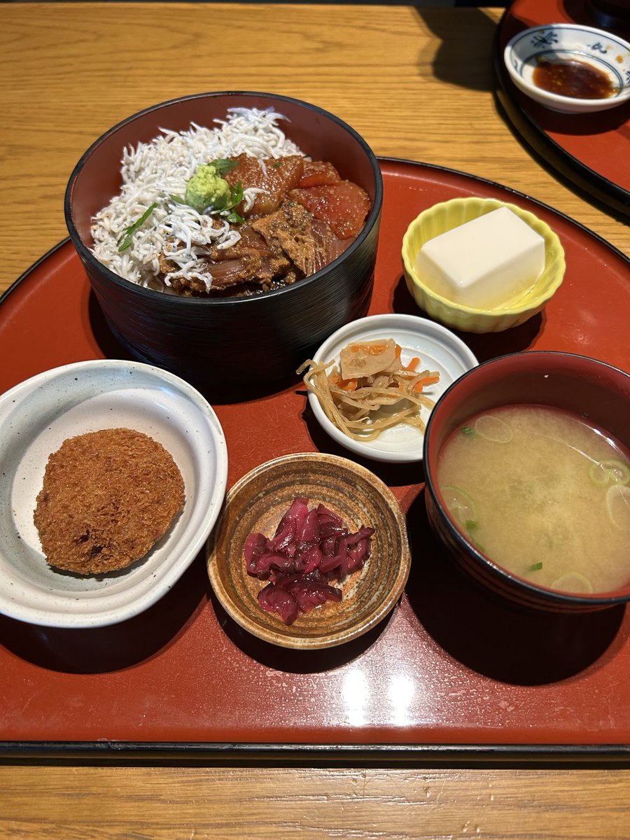 capriciousyk's tweet photo. 弟と初めて二人でビジネス街でランチした。仲悪いわけじゃないけど家離れてるしオフィスエリアも趣味も違うから、男兄弟とは実家か親族の行事でしか会わない。
束の間だったけど新鮮だったな☺️
魚金で初めてランチ食べたわ
ビンチョウとカツオしらす丼🐟 https://t.co/lLk9M4RzUH