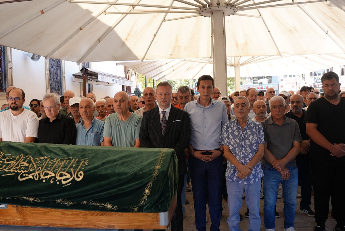 kocaelimhp41's tweet photo. İl Başkanımız Sayın Enes Emengen, İzmit İlçe Başkanımız Semih Türeyen ve teşkilat mensuplarımızla birlikte, geçmiş dönem Ülkü Ocakları Kocaeli İl Başkanımız Semih Köse’nin kıymetli kayınvalidesi Refika Erözer’i son yolculuğuna uğurladık. https://t.co/LSGpGP5q8X