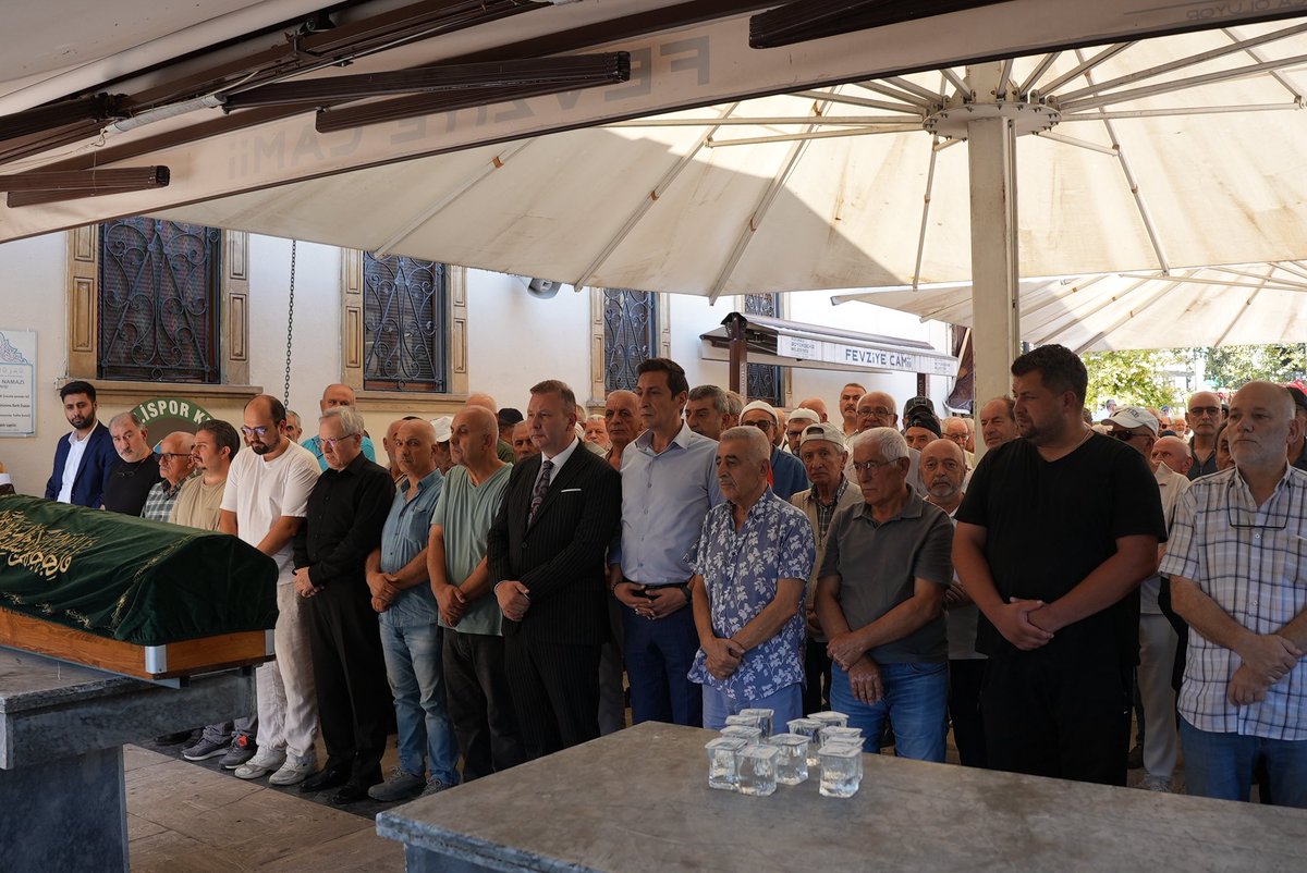 kocaelimhp41's tweet photo. İl Başkanımız Sayın Enes Emengen, İzmit İlçe Başkanımız Semih Türeyen ve teşkilat mensuplarımızla birlikte, geçmiş dönem Ülkü Ocakları Kocaeli İl Başkanımız Semih Köse’nin kıymetli kayınvalidesi Refika Erözer’i son yolculuğuna uğurladık. https://t.co/LSGpGP5q8X