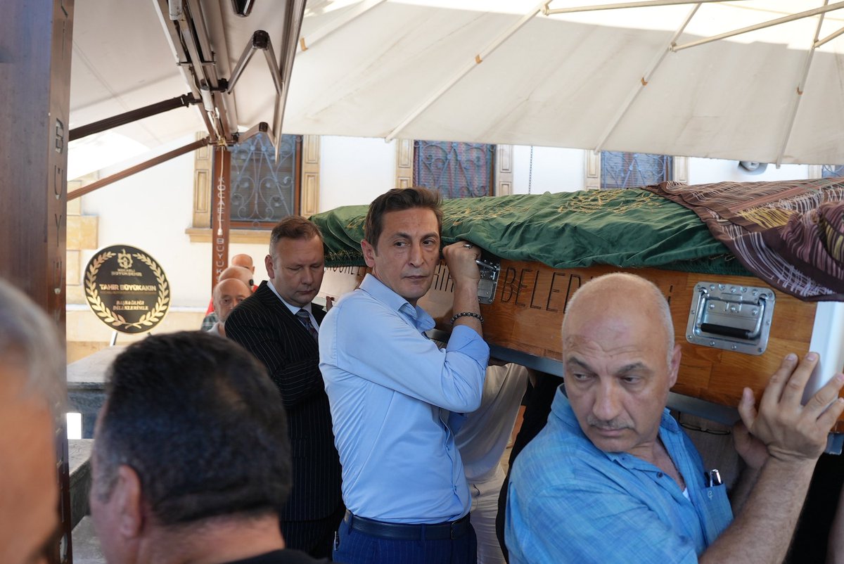 kocaelimhp41's tweet photo. İl Başkanımız Sayın Enes Emengen, İzmit İlçe Başkanımız Semih Türeyen ve teşkilat mensuplarımızla birlikte, geçmiş dönem Ülkü Ocakları Kocaeli İl Başkanımız Semih Köse’nin kıymetli kayınvalidesi Refika Erözer’i son yolculuğuna uğurladık. https://t.co/LSGpGP5q8X