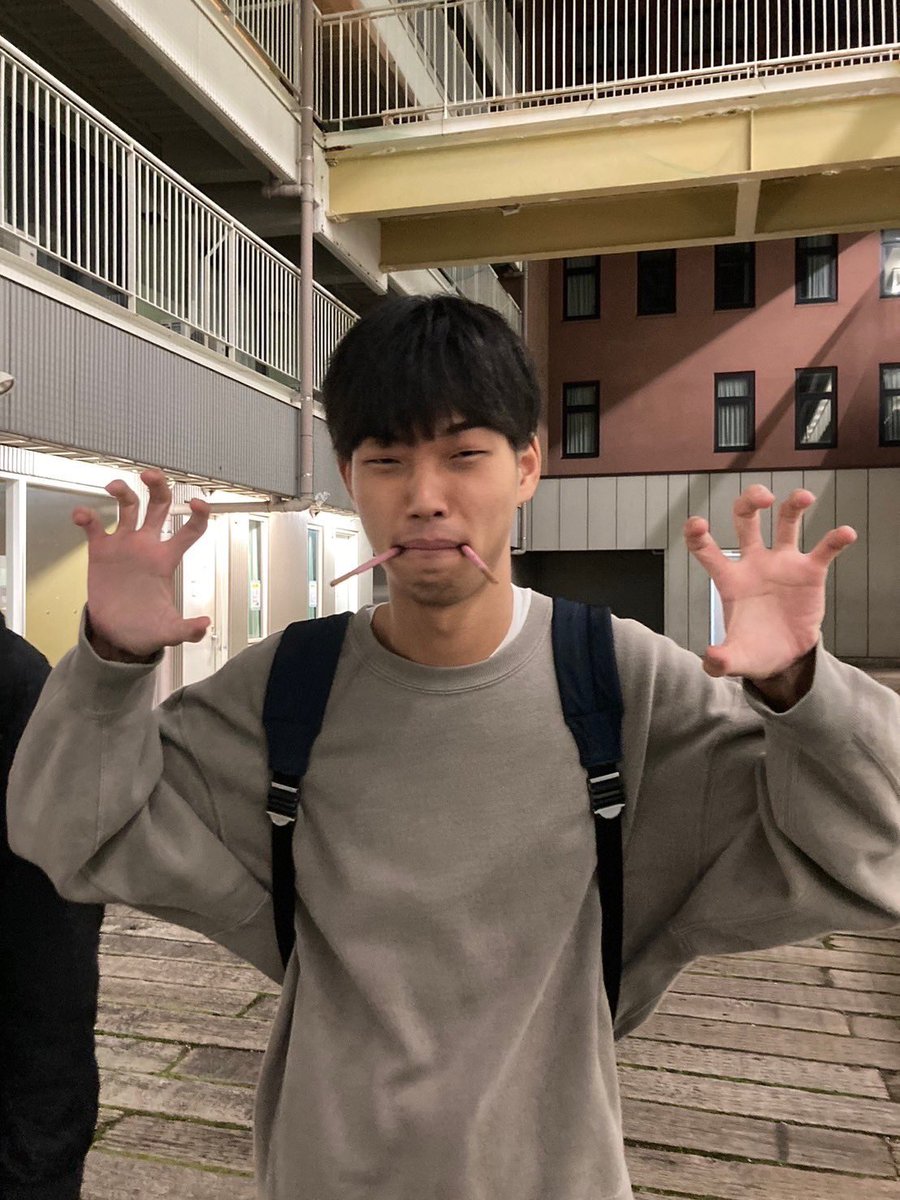 DOSHISHA_GLEE2's tweet photo. 【同グリ指揮者紹介】

本日はサマコン単独曲の指揮を務める弊団学生指揮者【川口零生】を紹介します✨

いつも堂々と練習を導いている川口ですが、
久しぶりに大勢の前で指揮を務めるということで、少し緊張しているそう……
本番の指揮に注目です👀

ジョイコンまで後7日

#歌の路標 https://t.co/mb3R6W9Nbp