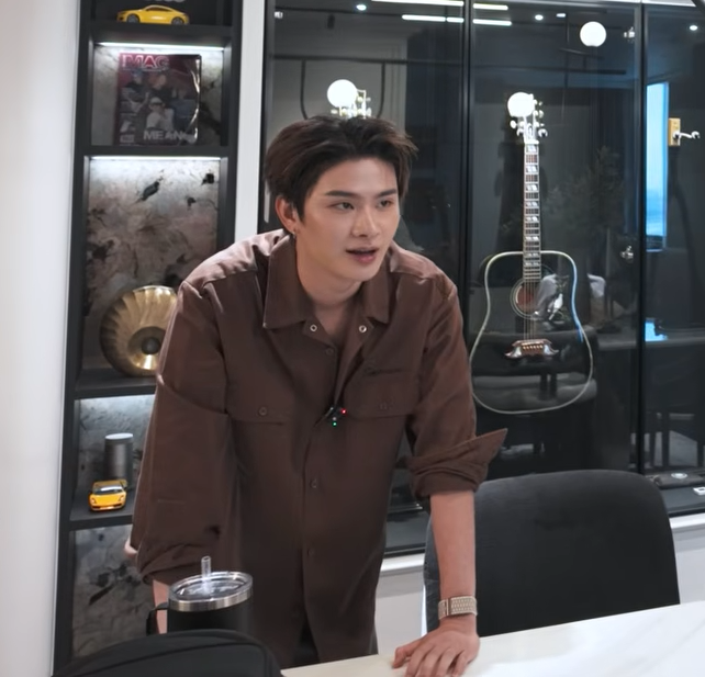42percentx's tweet photo. ใส่เชิร์ต+นาฬิกาและโตมากอะ โคสเฮีย https://t.co/TWrnCeeChc