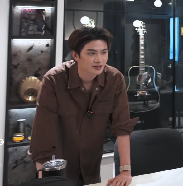 42percentx's tweet photo. ใส่เชิร์ต+นาฬิกาและโตมากอะ โคสเฮีย https://t.co/TWrnCeeChc