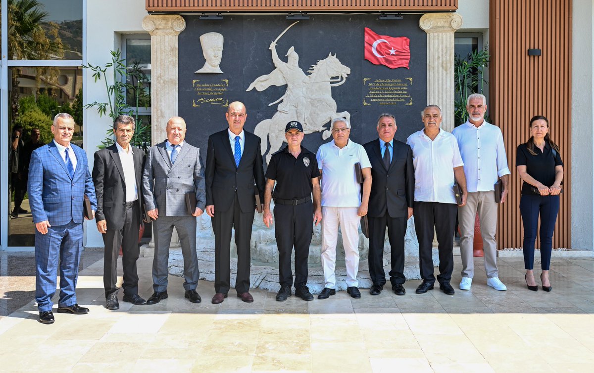 Denizli_Emniyet's tweet photo. İl Emniyet Müdürümüz Sayın Yavuz Sağdıç, teşkilatımıza uzun yıllar özveriyle hizmet eden ve emekliye ayrılan 9 personelimize plaket takdiminde bulundu.

Görev süreleri boyunca göstermiş oldukları fedakârlık ve üstün gayretlerinden dolayı teşekkür eden Sayın Müdürümüz, emekli personelimize bundan sonraki hayatlarında sağlık, huzur ve mutluluk temennilerinde bulundu.

#DenizliEmniyet