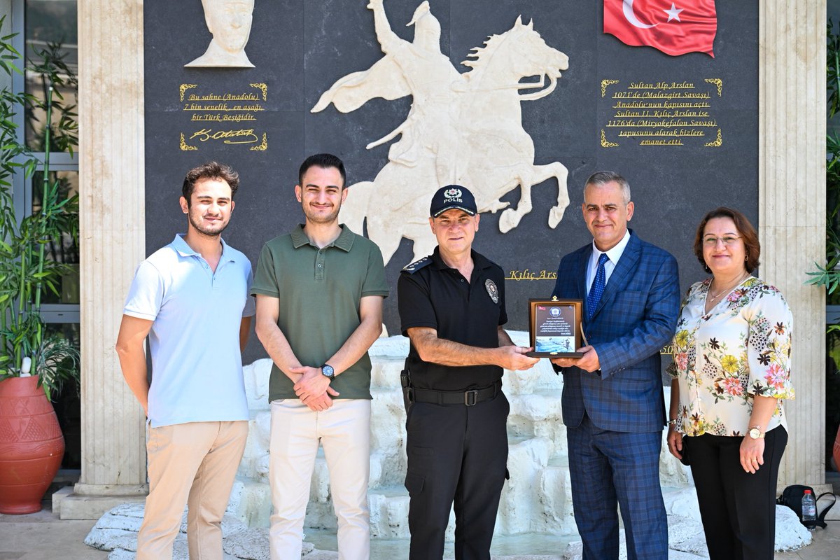 Denizli_Emniyet's tweet photo. İl Emniyet Müdürümüz Sayın Yavuz Sağdıç, teşkilatımıza uzun yıllar özveriyle hizmet eden ve emekliye ayrılan 9 personelimize plaket takdiminde bulundu.

Görev süreleri boyunca göstermiş oldukları fedakârlık ve üstün gayretlerinden dolayı teşekkür eden Sayın Müdürümüz, emekli personelimize bundan sonraki hayatlarında sağlık, huzur ve mutluluk temennilerinde bulundu.

#DenizliEmniyet
