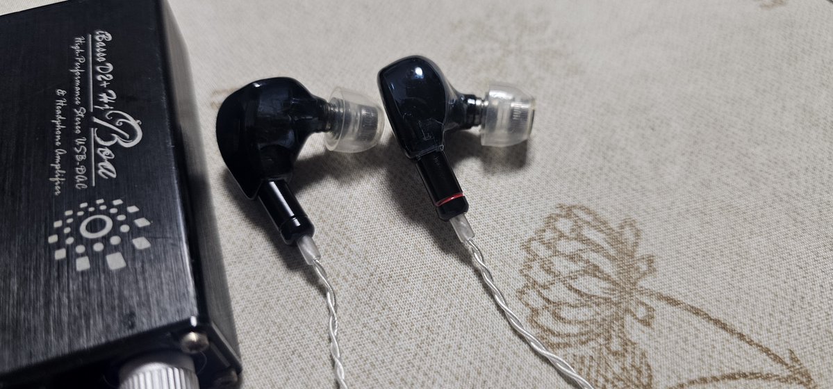 amsmkw's tweet photo. 夜の音楽タイム
RADWIMPS / 天気の子 complete version
今日は面白い構成で
DAP #COWON PLENUE 1
IC #ALOaudio SXC 8 Mini to Mini Cable
ポタアン #iBassoAudio D2+ Hj Boa
リケーブル #NOBUNAGALabs ENTRY IRIS
イヤホン #COWON PLENUE X40
イヤーピース #AZLA SednaEarfit mithryl Standard Mサイズ
D2+ Hj Boaをなんなくまた手に入れたので使ってみたくなっただけですが、やっぱり古いポタアンだけど良いな。