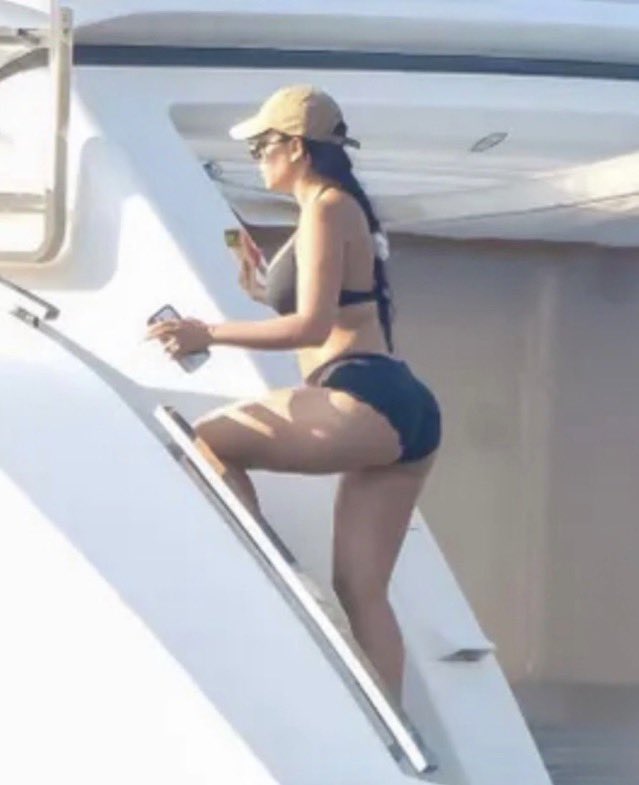 realmilgrauu's tweet photo. Georgina respondeu aos ataques que vem sofrendo sobre o seu corpo nos últimos dias:

Georgina no Instagram:

“O meu corpo vai mudar, assim como o corpo de todas as mulheres muda. E espero que continue a mudar durante muitos anos, porque isso significará que ainda estou viva.

Sou a mãe de seis crianças maravilhosas. Três delas são meninas que um dia se tornarão mulheres incríveis. E se há uma coisa que espero ensinar-lhes, juntamente com o Cris, de quem me orgulho profundamente pelos valores que transmite como pai e como homem, é que o valor de uma pessoa nunca deve depender da sua aparência ou das opiniões de estranhos.

Essa pequena dose de positividade que tento dar-lhes todos os dias também me ajuda a continuar a encontrar o meu próprio caminho num mundo cheio de tanta ilusão e superficialidade.”