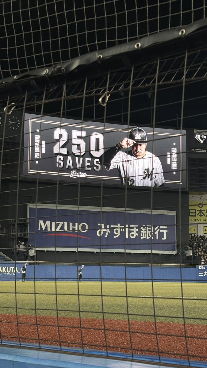 Nacchi_clm26's tweet photo. 3塁側のサブマリンシートからまりほー！！

去年の今頃は本当にどうなるかと思ったけど
無事に250セーブできて良かった😭✨️

いつも劇場っていじってたけど
彼はロッテの誇りです。心らおめでとう🎉

#chibalotte
#益田直也
#250セーブ https://t.co/xcb4hoJNJT