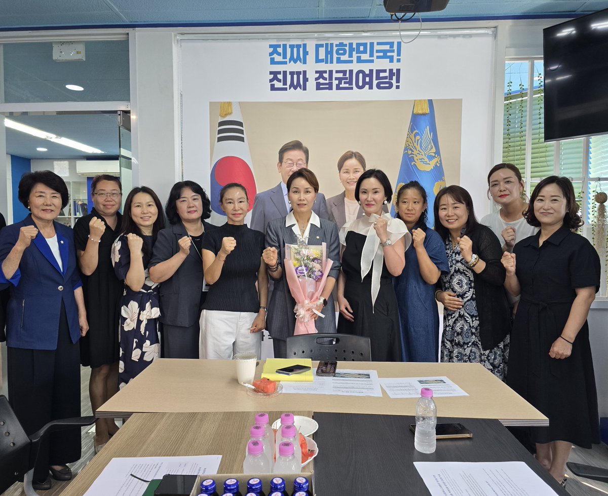 OKLim_GM's tweet photo. 광남중학교 학부모회와 시·도의원, 광명시청, 광명경찰서, 교육지원청이 함께 머리를 맞댔습니다.
아이들의 안전과 더 나은 교육환경을 위해 제안해 주신 소중한 의견은 관계기관과 긴밀히 협의해 하나씩 실천으로 이어가겠습니다.

https://t.co/Yu4qutK84A https://t.co/QFlM8IHMYD